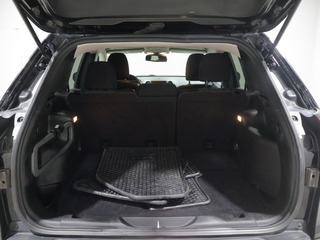 Used 2018 Jeep Cherokee Latitude w/ Cold Weather Group FWD image 4