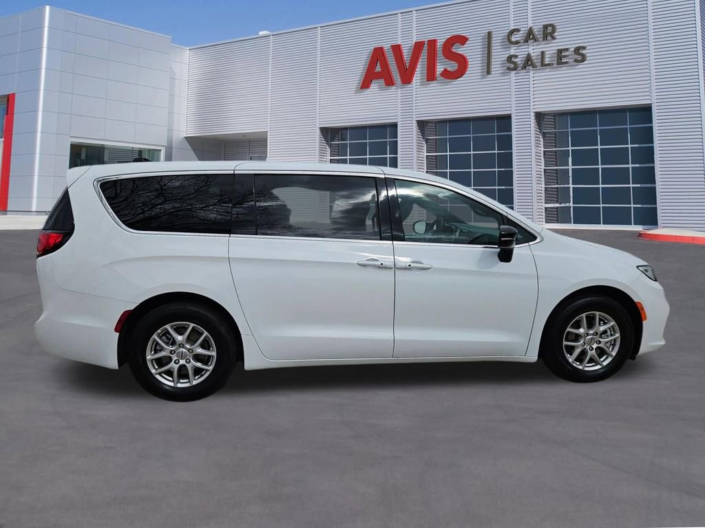 Used 2025 Chrysler Pacifica Select image 7