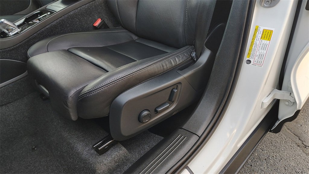 Certified 2025 Volvo XC40 B5 Plus image 10