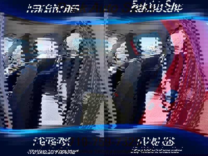 Used 2010 Toyota Yaris 4-Door Hatchback image 20