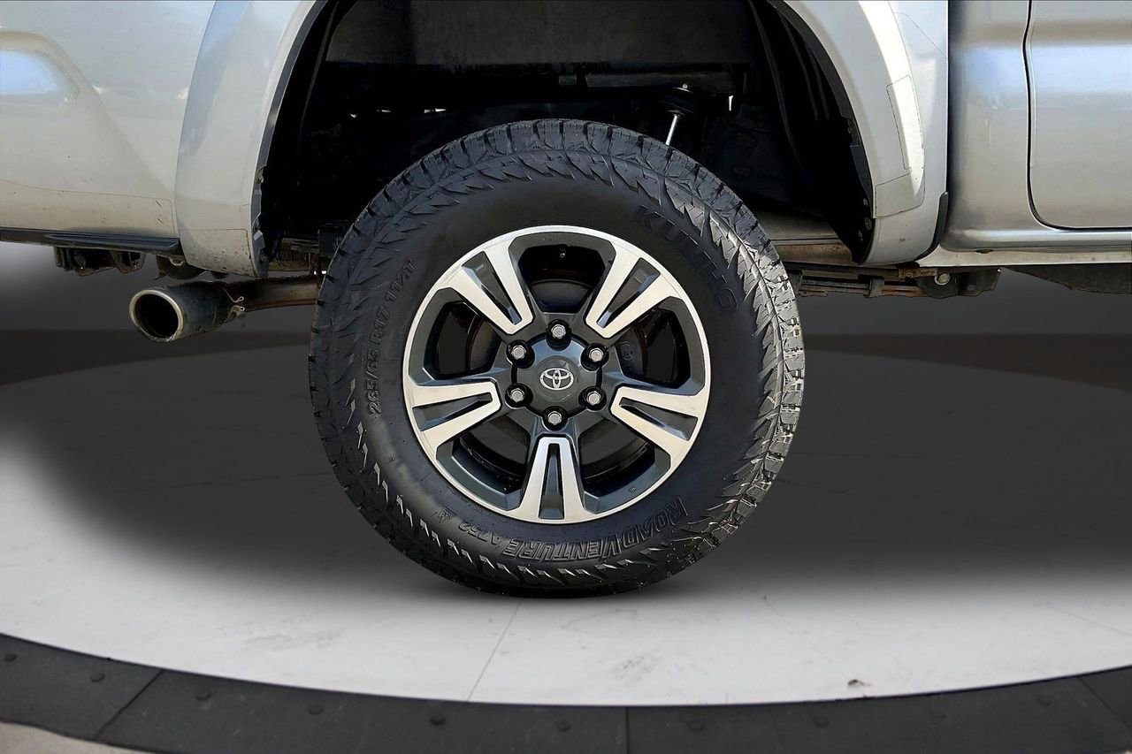 Used 2018 Toyota Tacoma SR5 AWD/4WD image 35