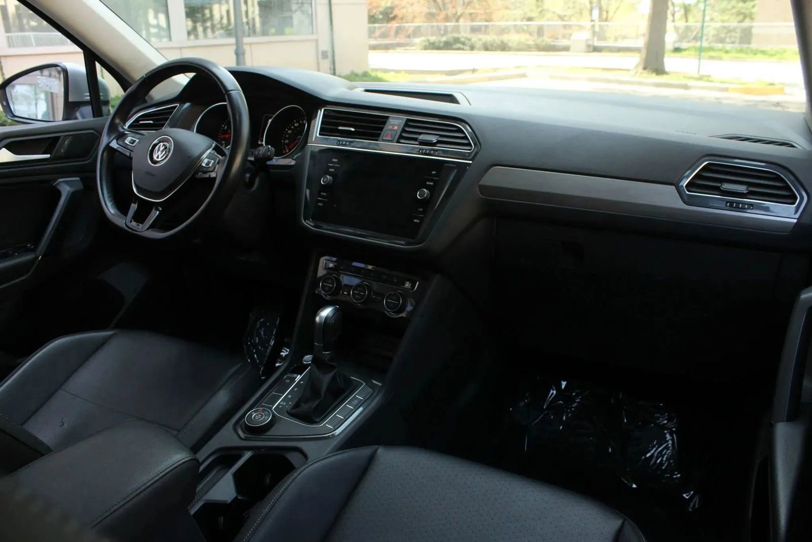 Used 2019 Volkswagen Tiguan SE w/ Panoramic Sunroof Package AWD/4WD image 26