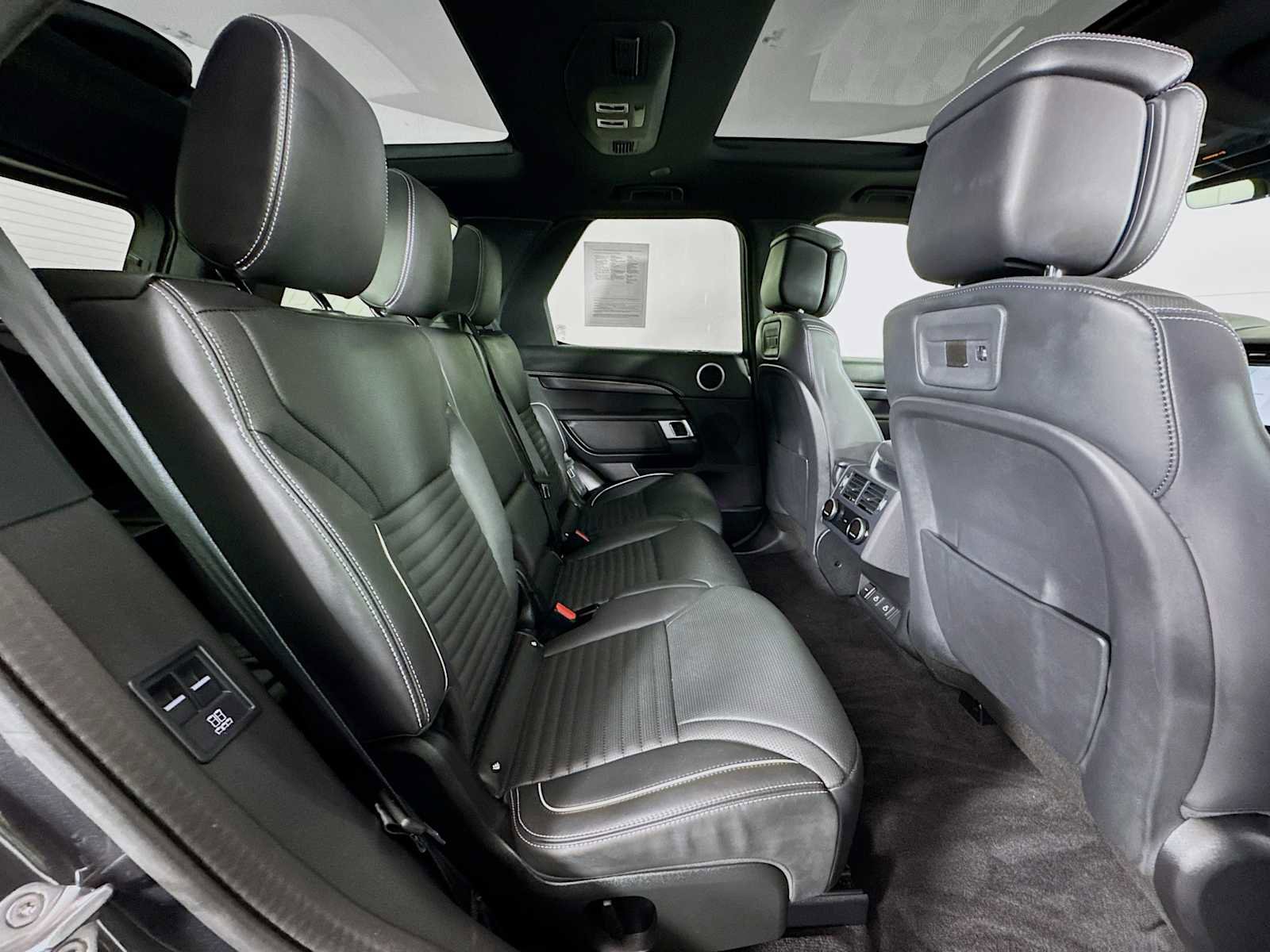 Used 2024 Land Rover Discovery Metropolitan Edition image 26