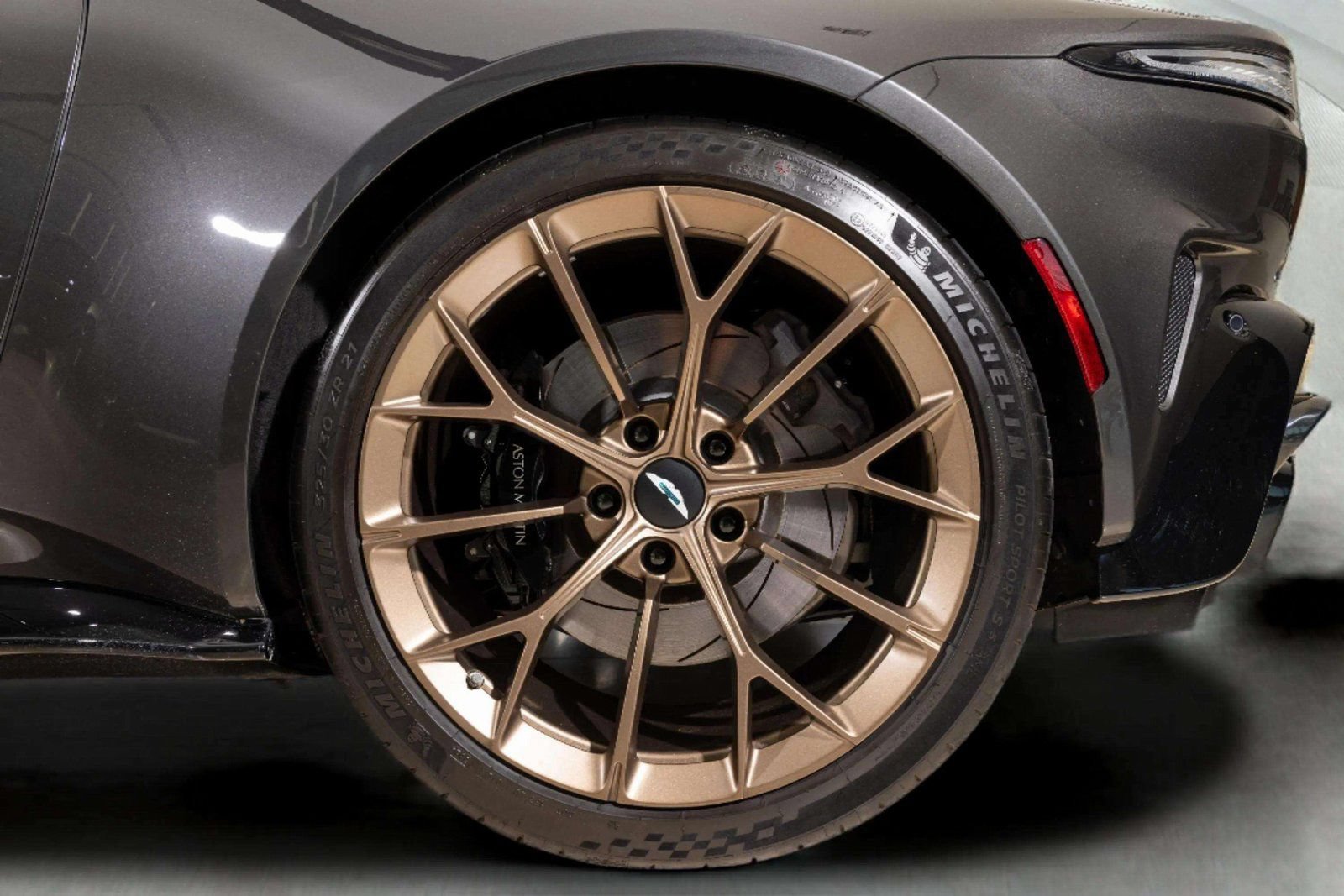 Used 2025 Aston Martin V8 Vantage Coupe RWD image 12