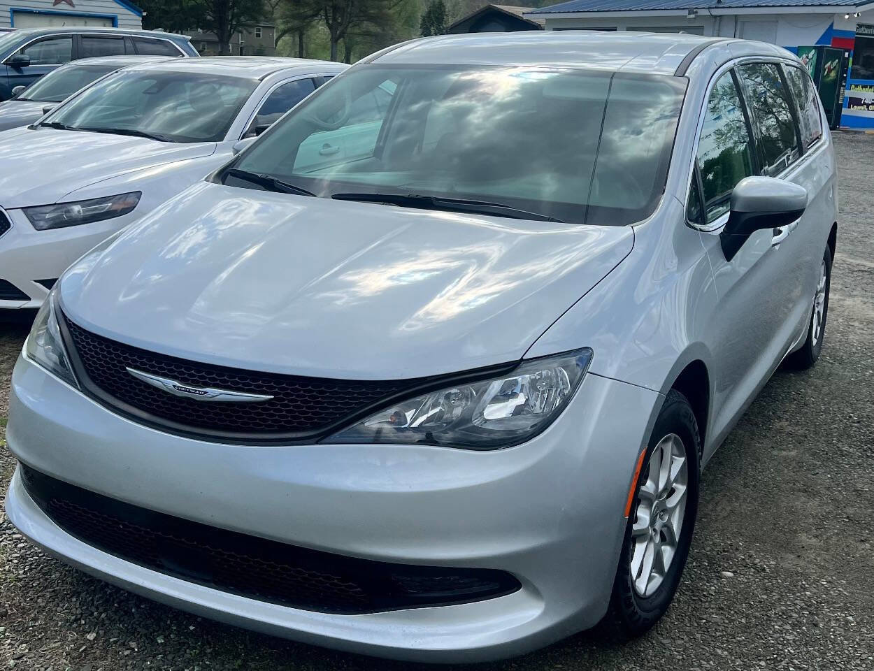 Used 2023 Chrysler Voyager LX image 1