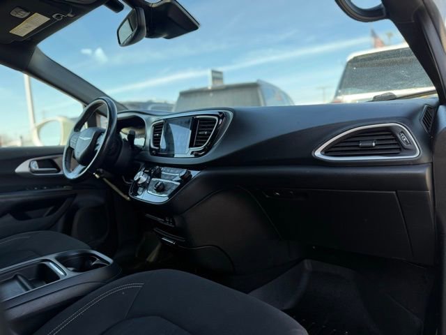 Used 2020 Chrysler Pacifica Touring w/ Advanced Safetytec Group image 14