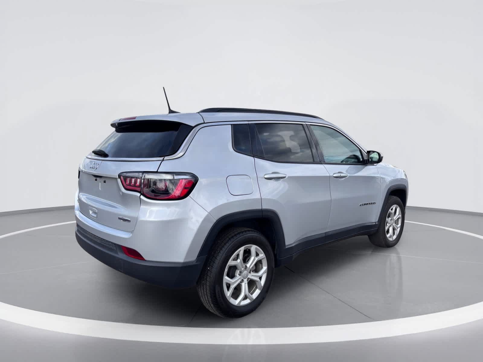 Used 2024 Jeep Compass Latitude AWD/4WD image 6