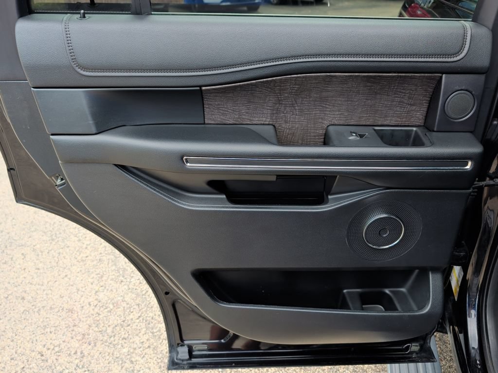 Used 2019 Ford Expedition Limited w/ Equipment Group 301A AWD/4WD image 30