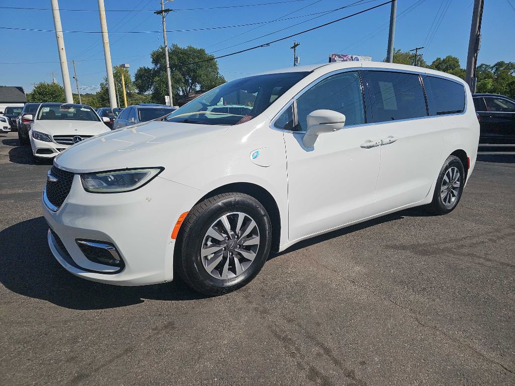 Used 2022 Chrysler Pacifica Touring-L w/ Uconnect Theater Family Group image 14