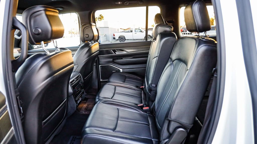 Certified 2024 Jeep Wagoneer Series II w/ Flexible Seating Group image 29