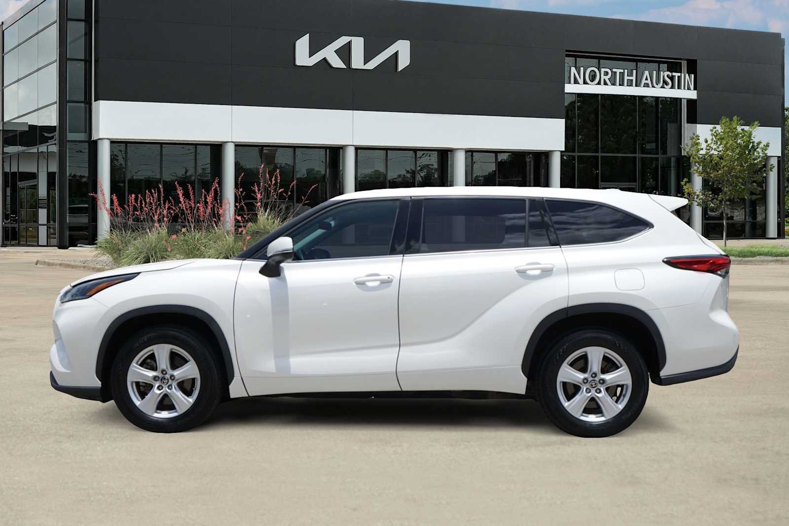 Used 2021 Toyota Highlander L FWD image 3
