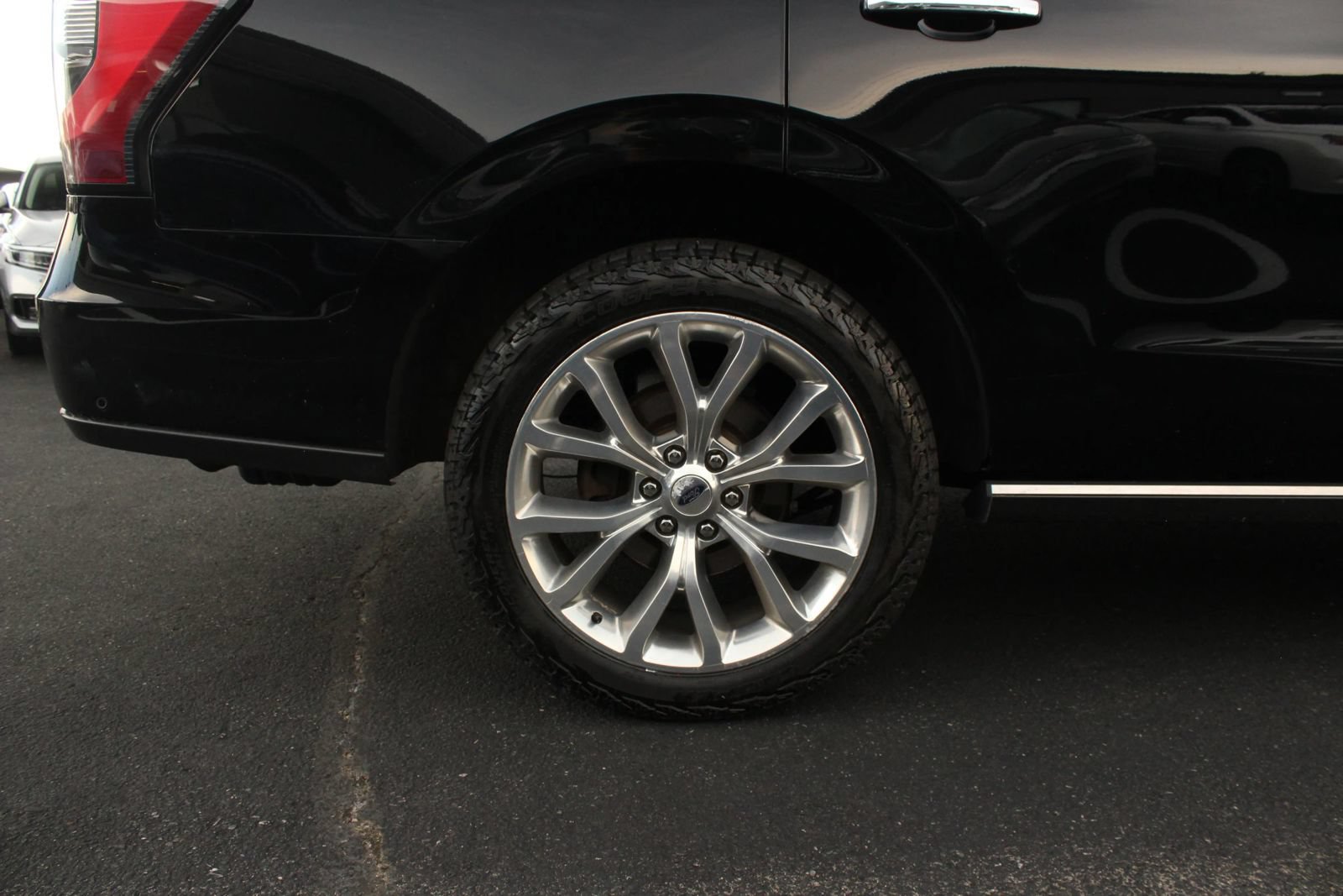 Used 2018 Ford Expedition Limited w/ Equipment Group 302A AWD/4WD image 8