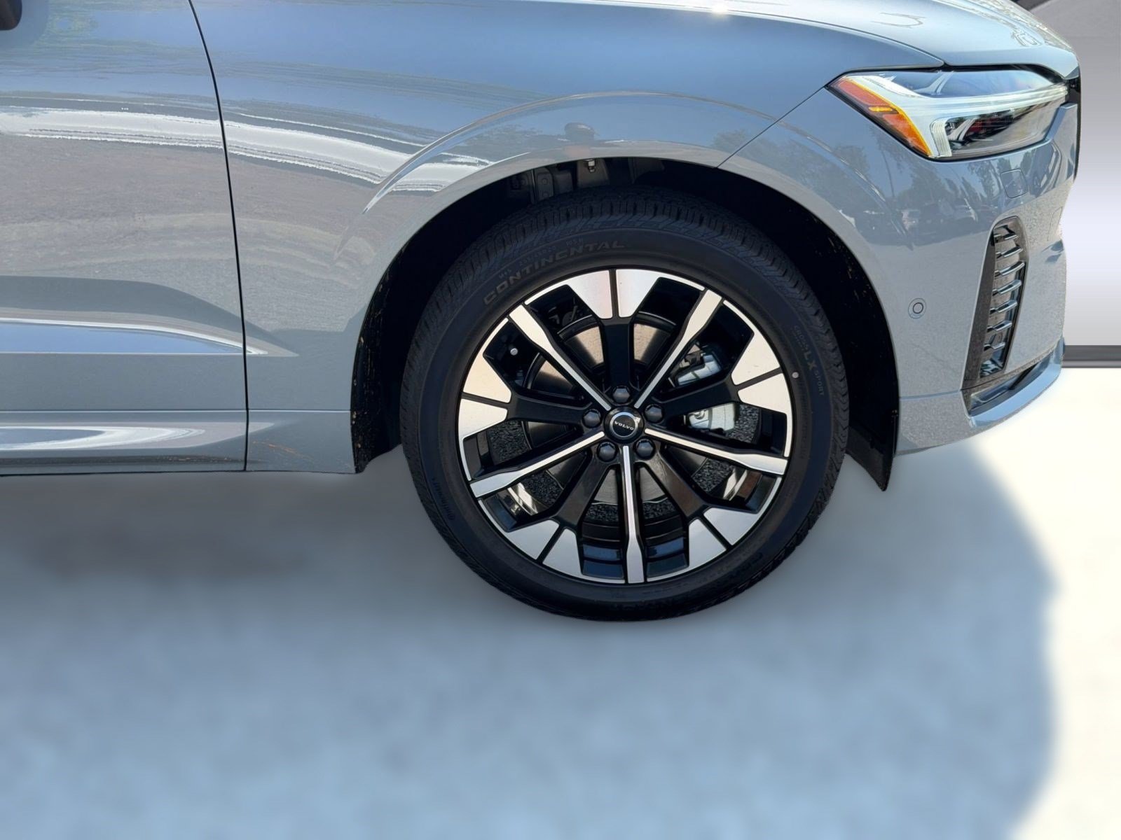 New 2027 Volvo XC60 B5 Plus AWD/4WD image 13