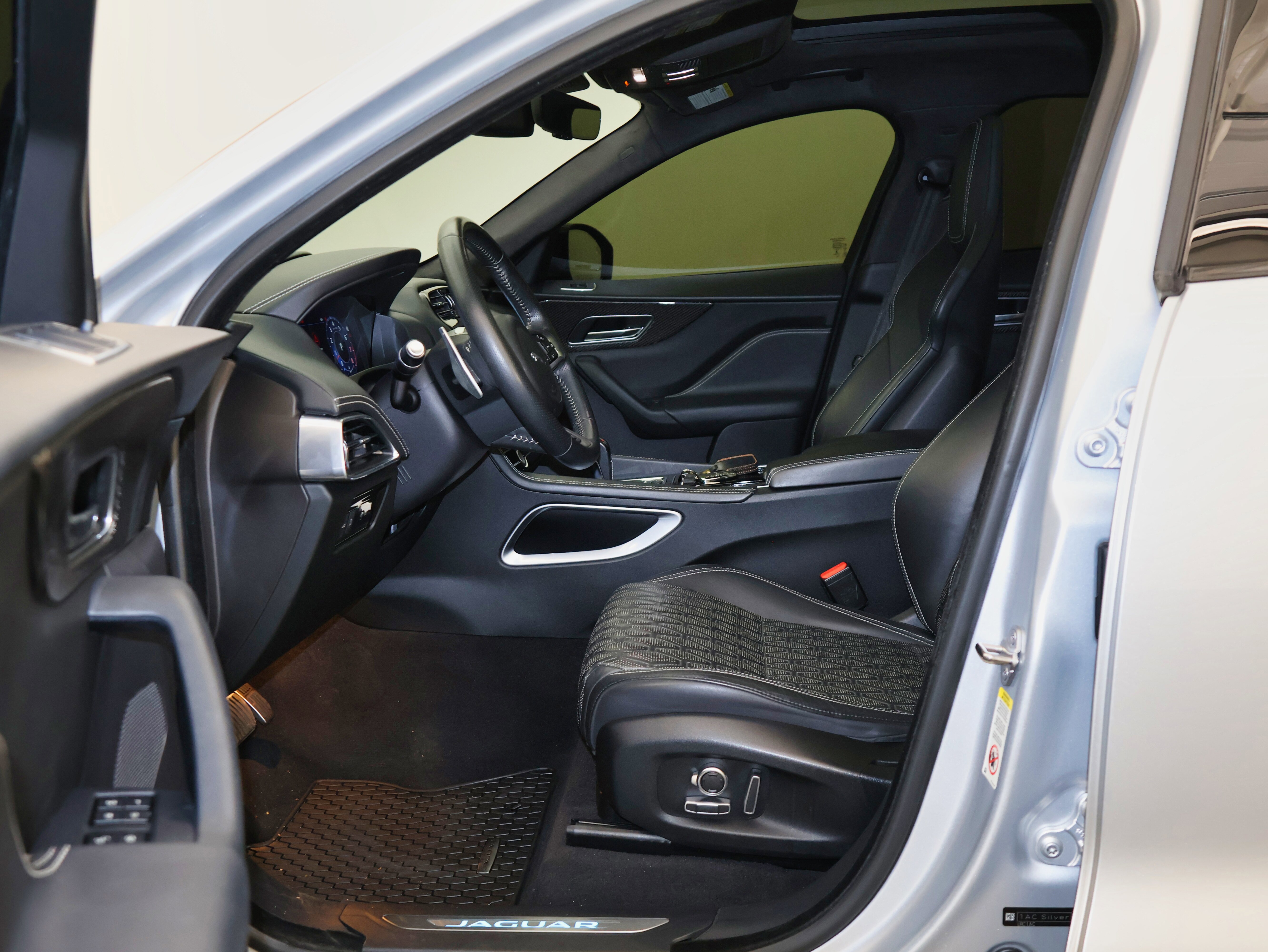 Used 2020 Jaguar F-PACE SVR image 20