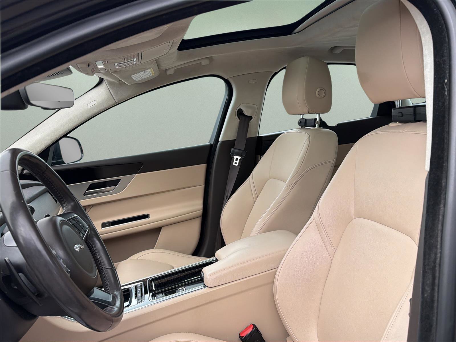 Used 2020 Jaguar XF Premium image 32