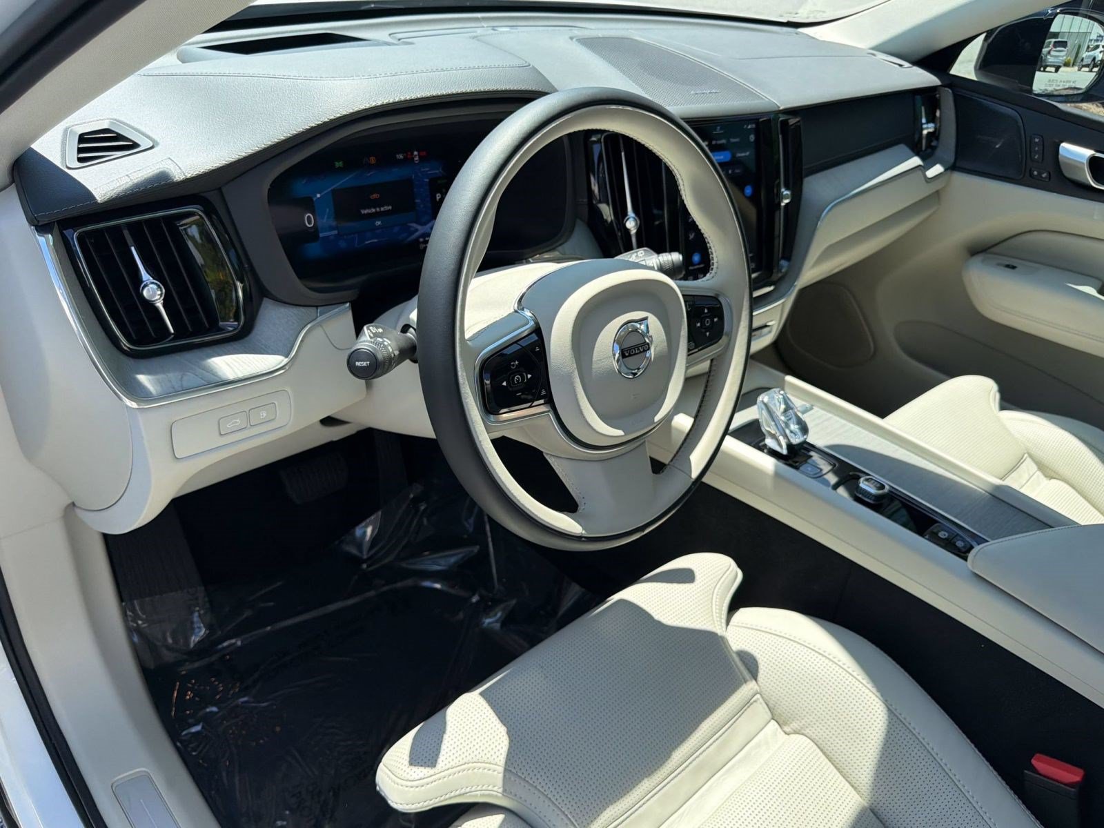Certified 2024 Volvo XC60 T8 Ultimate w/ Protection Package Premier AWD/4WD image 4