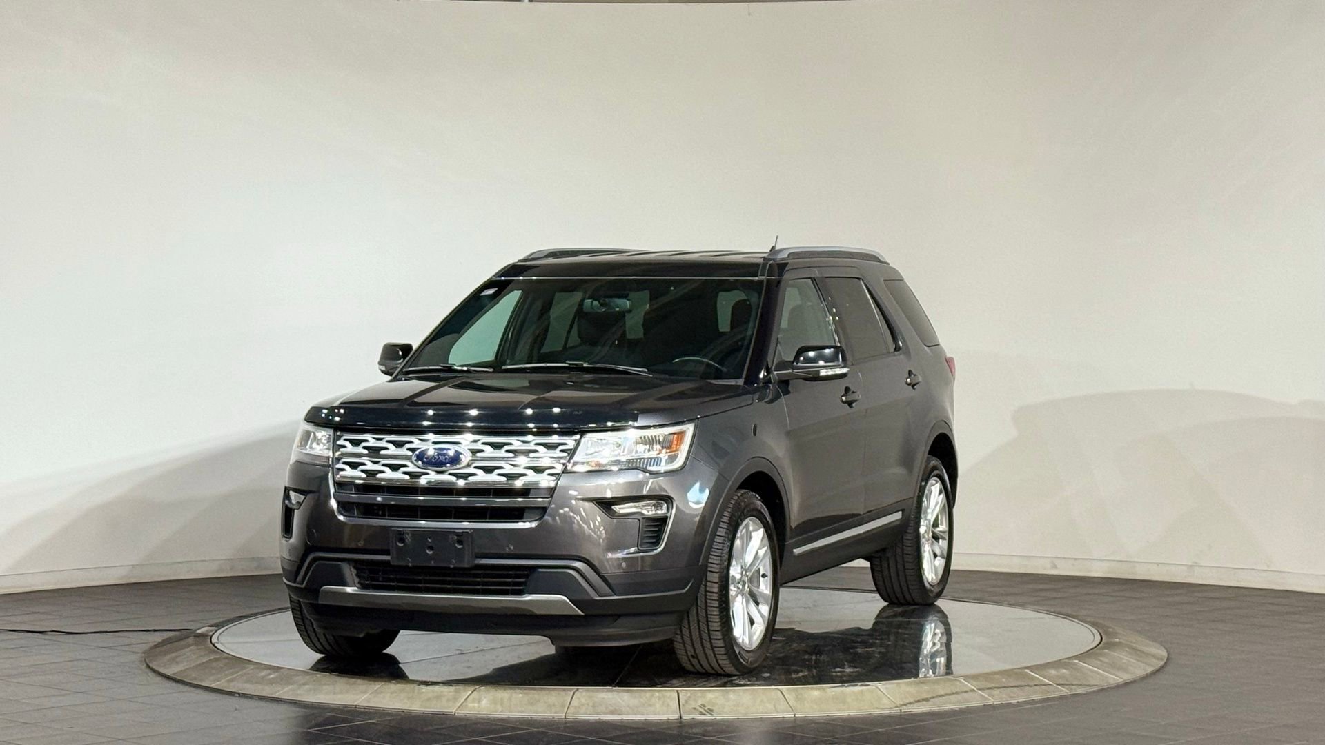 Used 2018 Ford Explorer XLT w/ Equipment Group 201A image 5