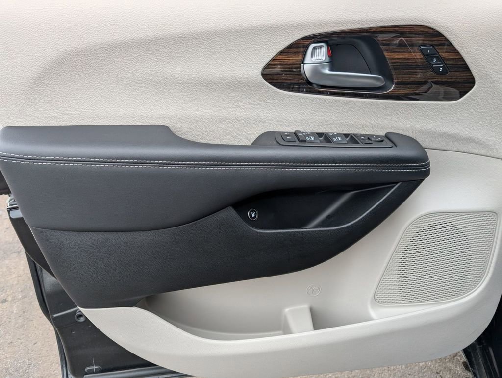 Used 2023 Chrysler Pacifica Touring-L image 22