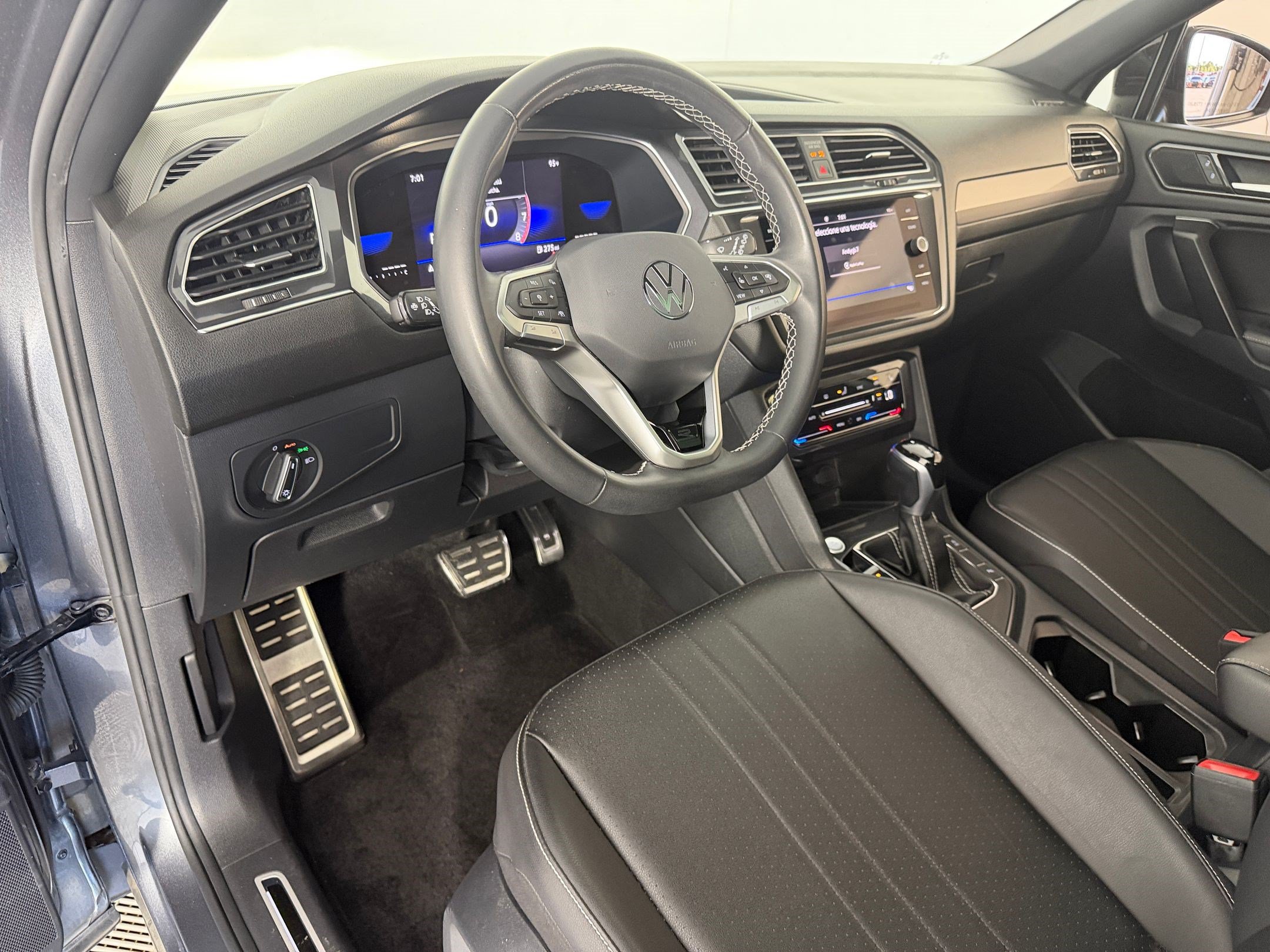 Used 2023 Volkswagen Tiguan SE R-Line FWD image 4