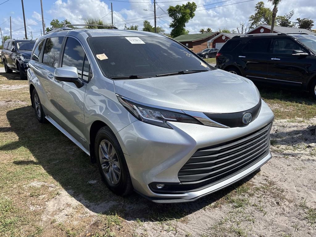 Used 2021 Toyota Sienna LE image 3
