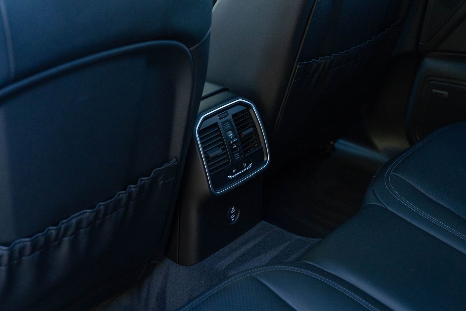 Certified 2025 Porsche Macan Base image 35