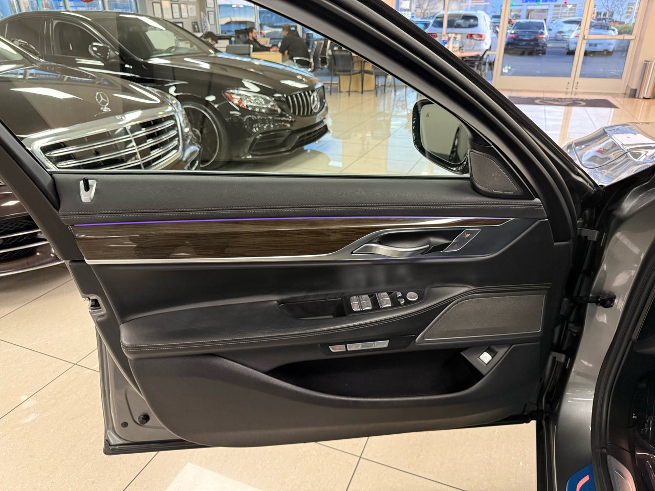 Used 2016 BMW 740i image 8