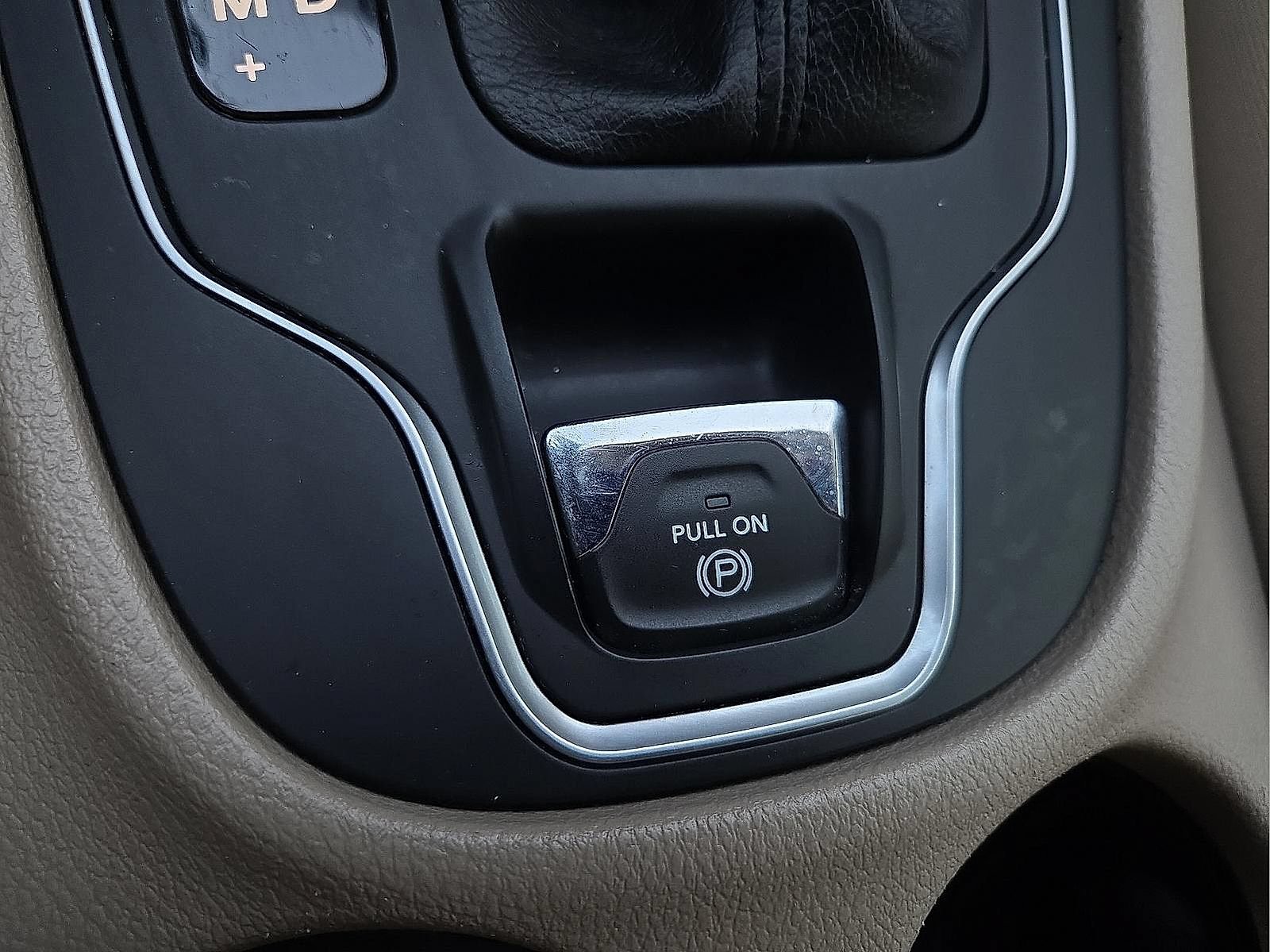 Used 2021 Jeep Cherokee Latitude w/ Mopar Interior Package FWD image 21