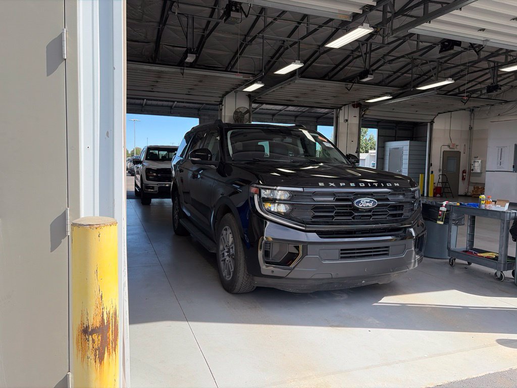 Used 2025 Ford Expedition Active AWD/4WD image 1
