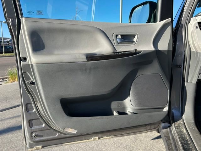Used 2020 Toyota Sienna XLE w/ XLE Navigation Package AWD/4WD image 18