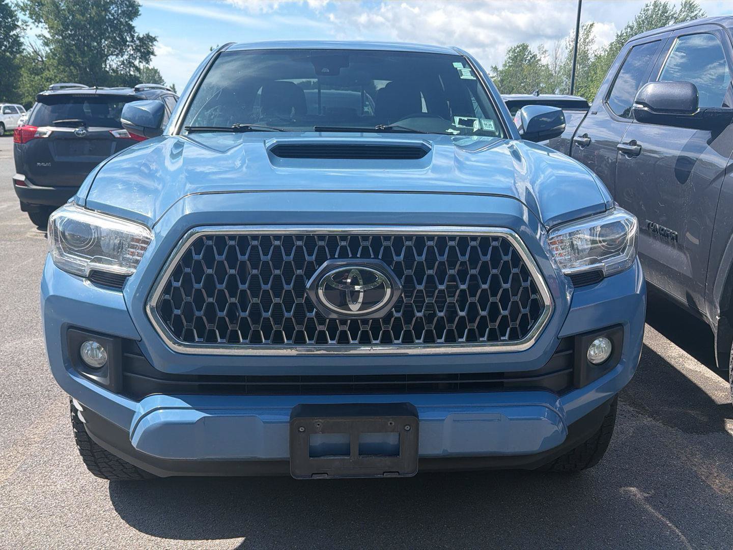 Used 2019 Toyota Tacoma TRD Sport AWD/4WD image 2