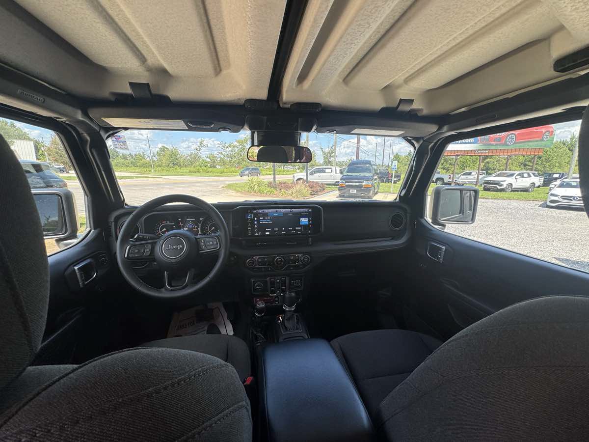 Used 2025 Jeep Wrangler Unlimited Rubicon w/ Convenience Group AWD/4WD image 21