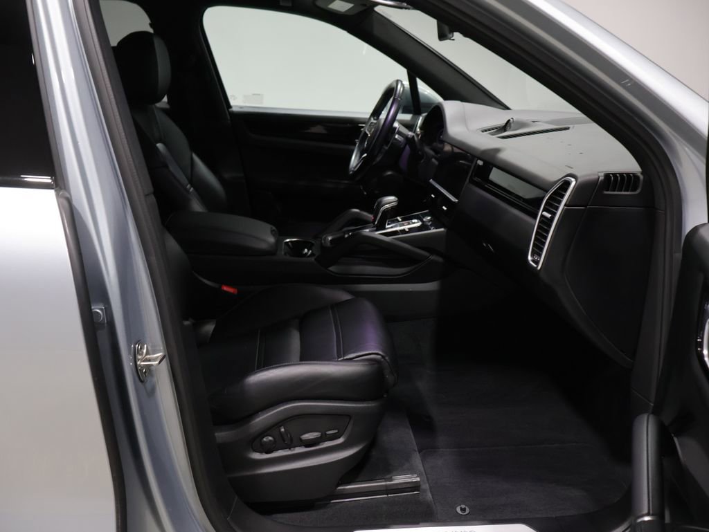 Used 2022 Porsche Cayenne Base image 23