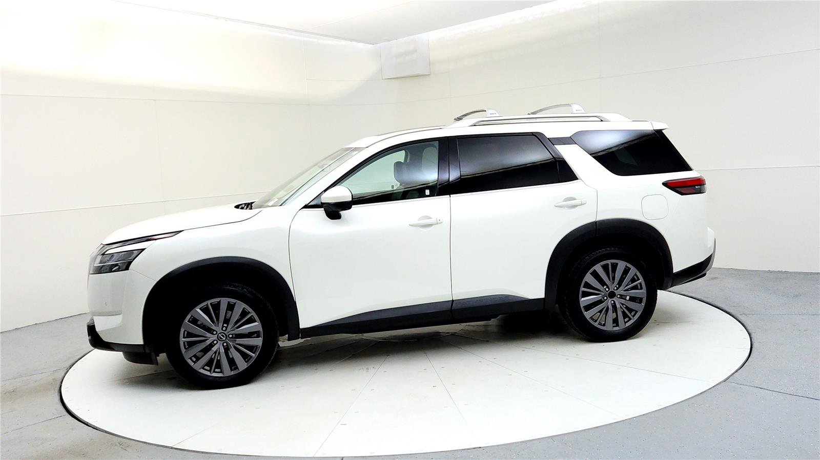 Used 2023 Nissan Pathfinder SL w/ SL Premium Package image 3