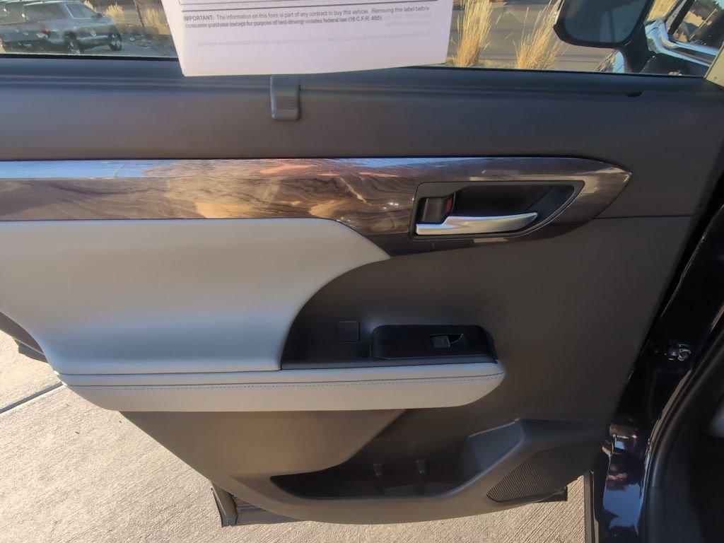 Used 2026 Toyota Highlander Limited image 23