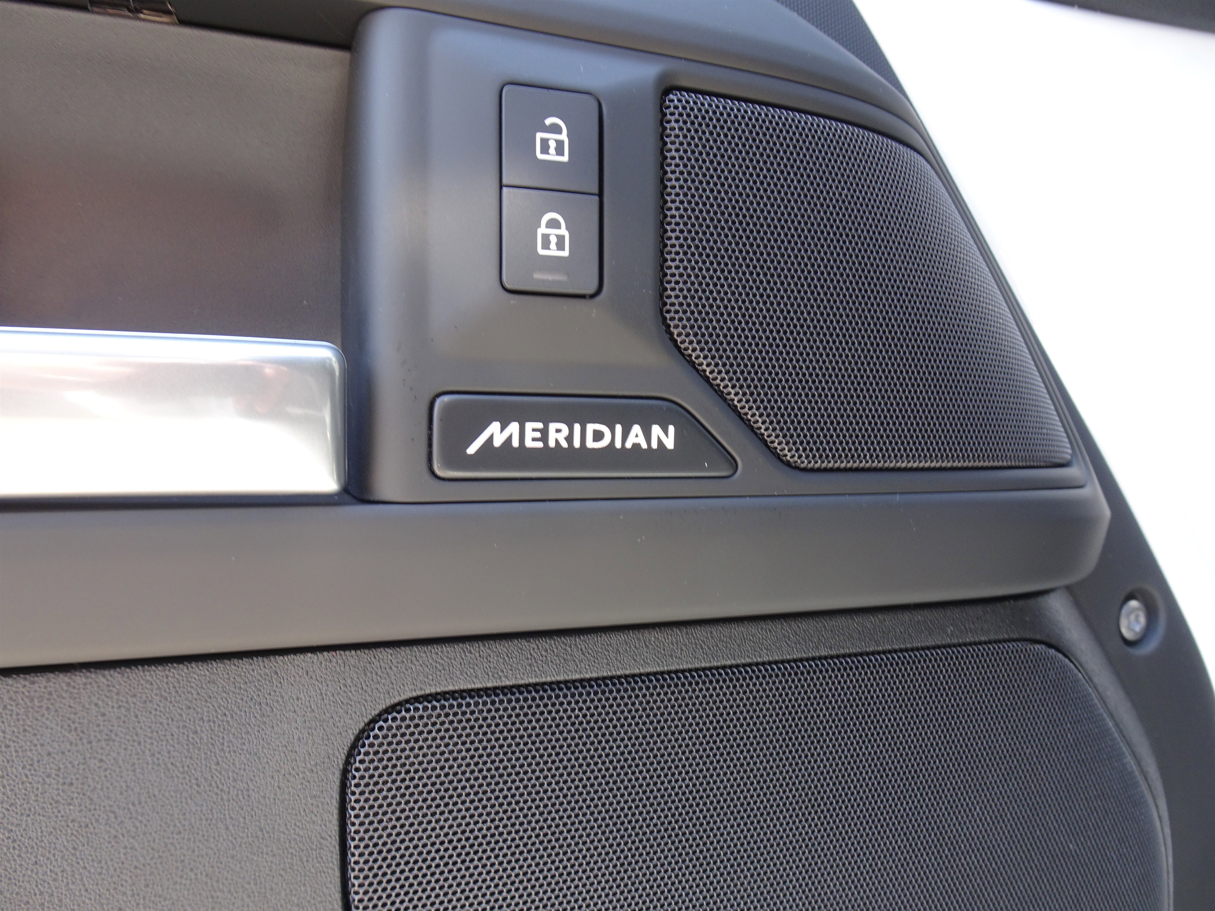 New 2025 Land Rover Defender 110 S image 9