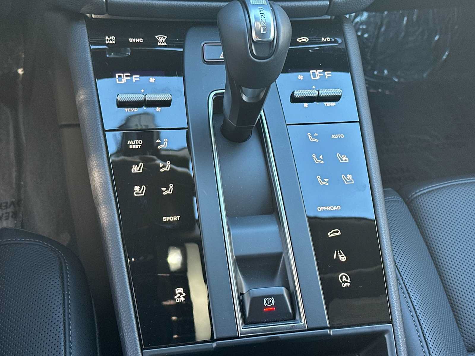 Certified 2025 Porsche Macan AWD/4WD image 22
