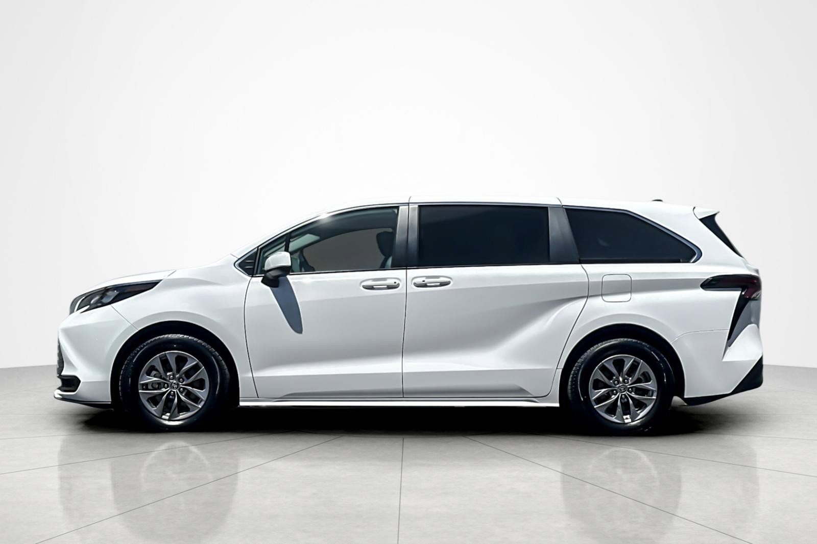 Certified 2024 Toyota Sienna LE FWD video 2