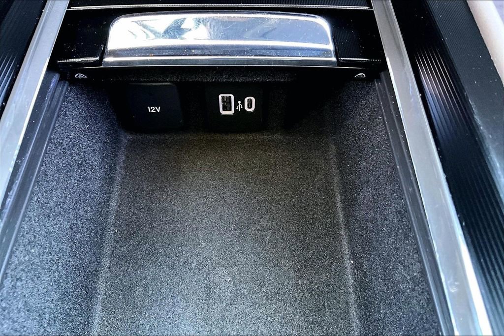 Used 2023 Lincoln Corsair Reserve image 32