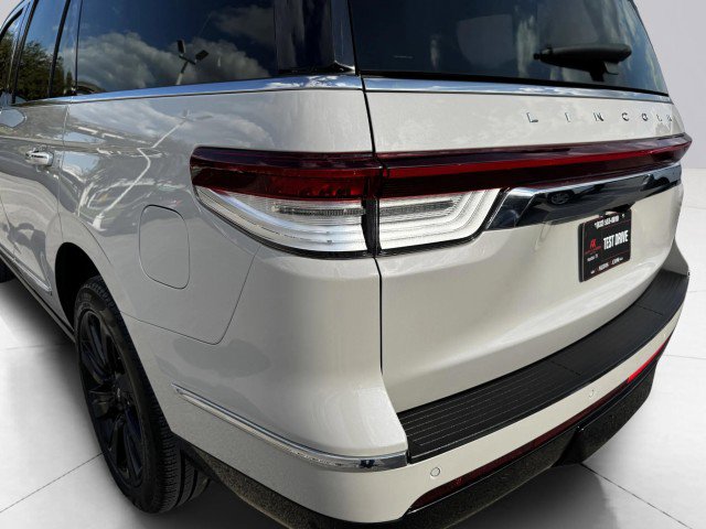 Used 2023 Lincoln Navigator Reserve image 16