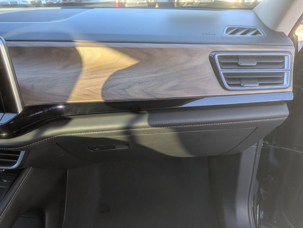 Used 2024 Volkswagen Atlas SE image 30
