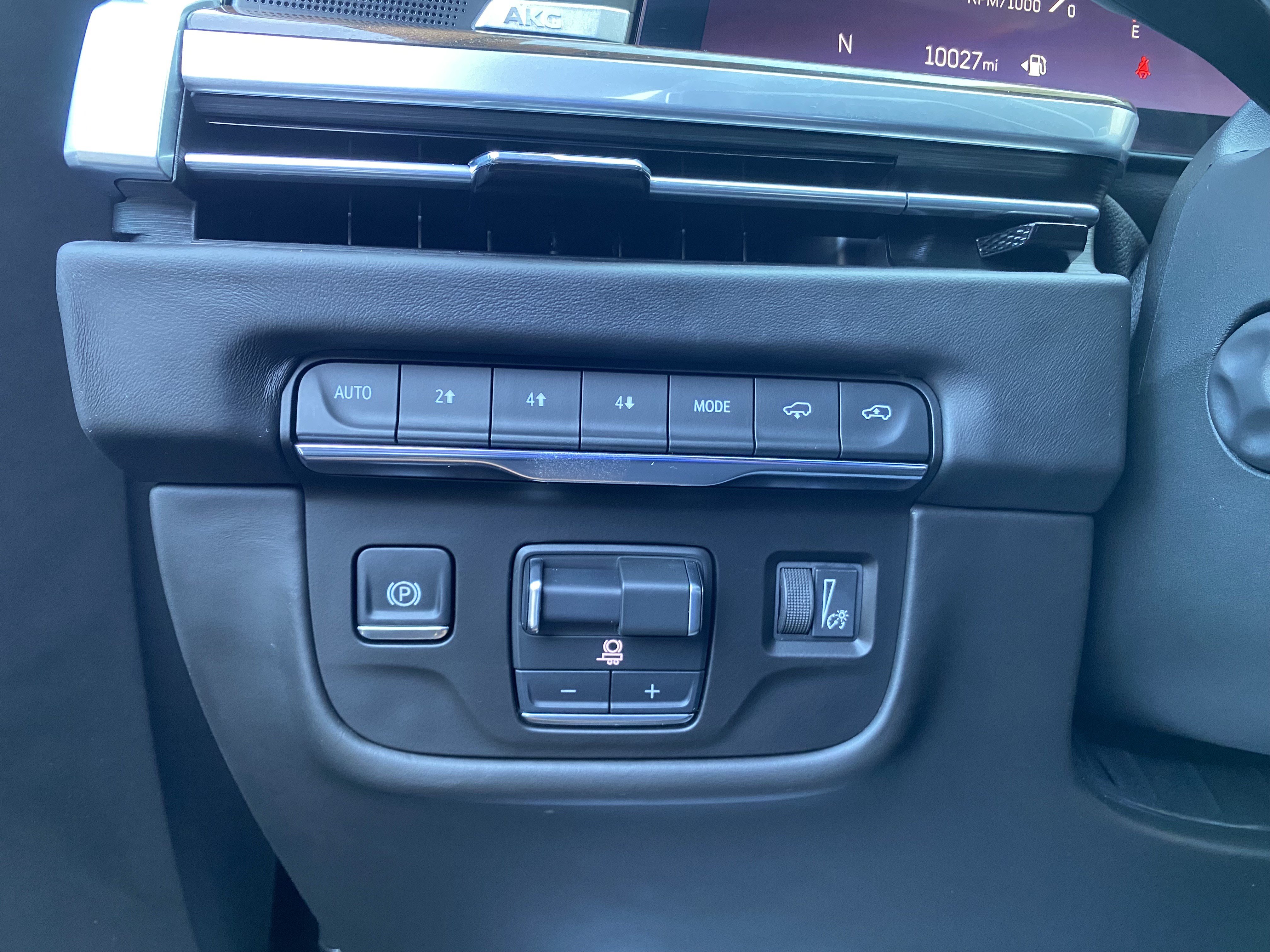 Used 2025 Cadillac Escalade Sport Platinum w/ LPO, Floor Liner Package AWD/4WD image 18