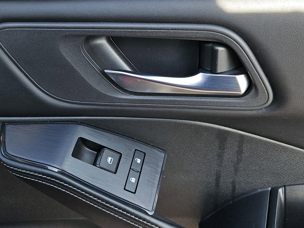 Used 2024 Nissan Rogue SV image 30