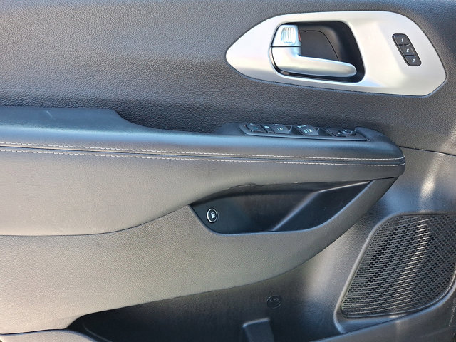 Used 2022 Chrysler Pacifica Touring-L w/ S Appearance Package image 12