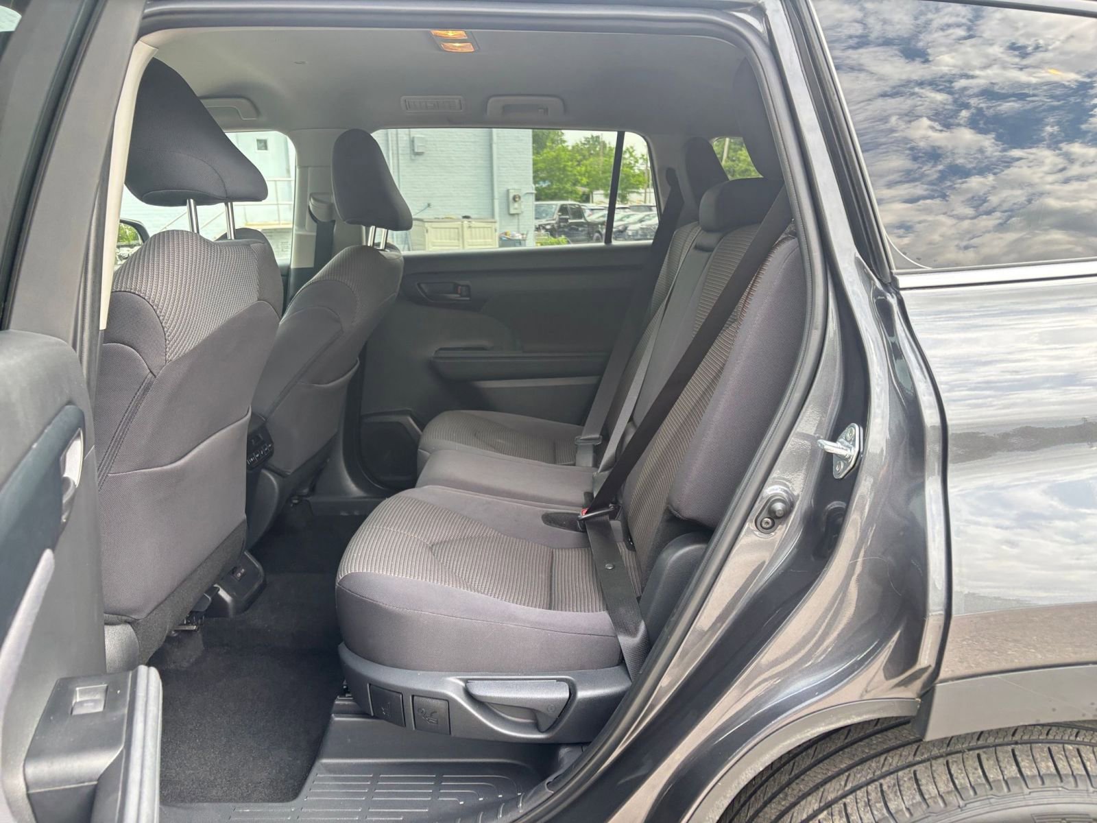 Used 2025 Toyota Highlander LE FWD image 27