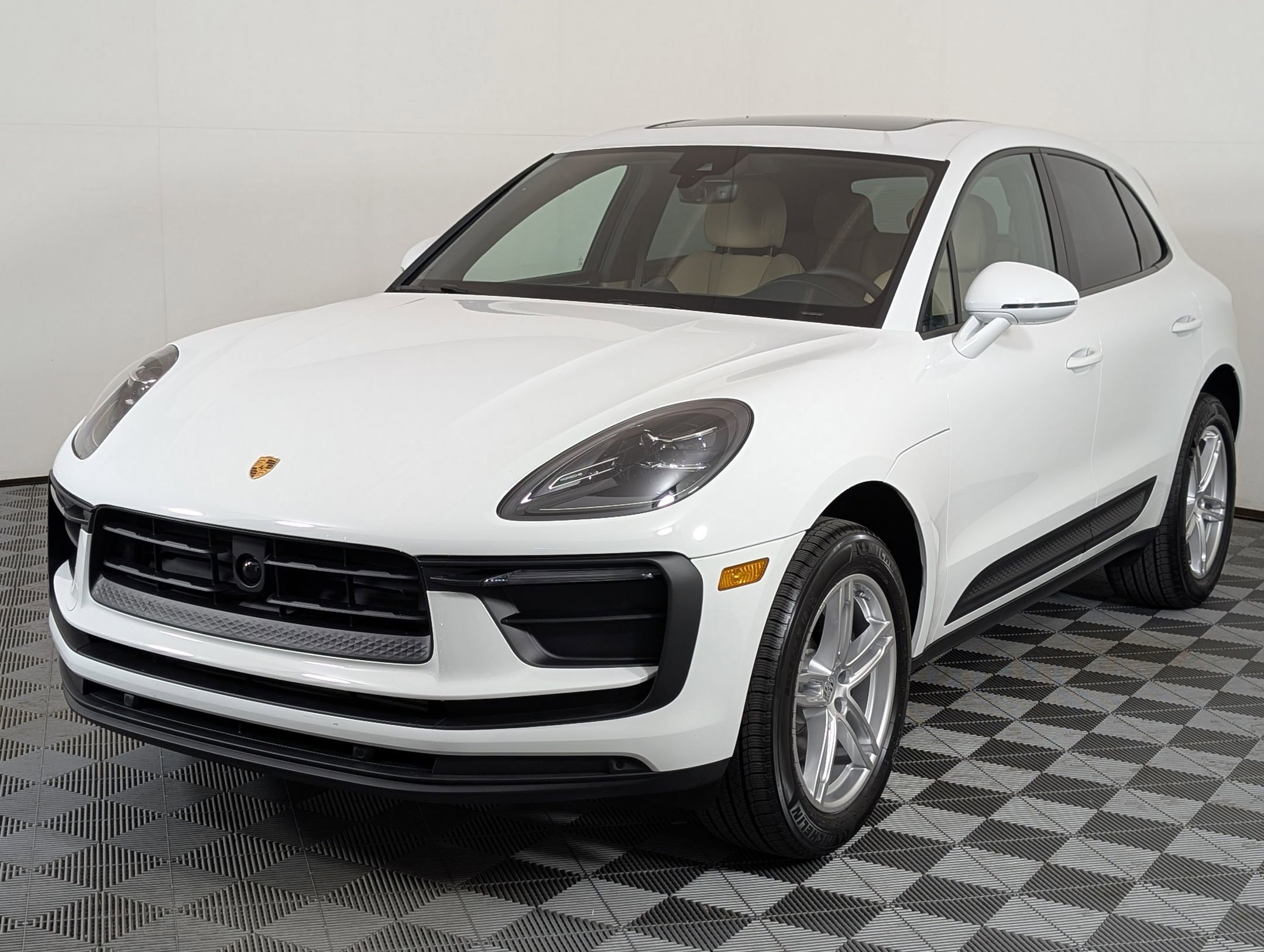 Certified 2025 Porsche Macan AWD/4WD image 1
