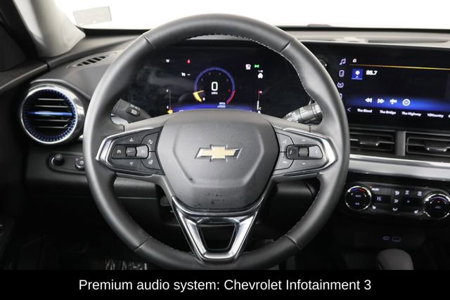 Used 2025 Chevrolet Trax LT w/ LT Convenience Package image 7