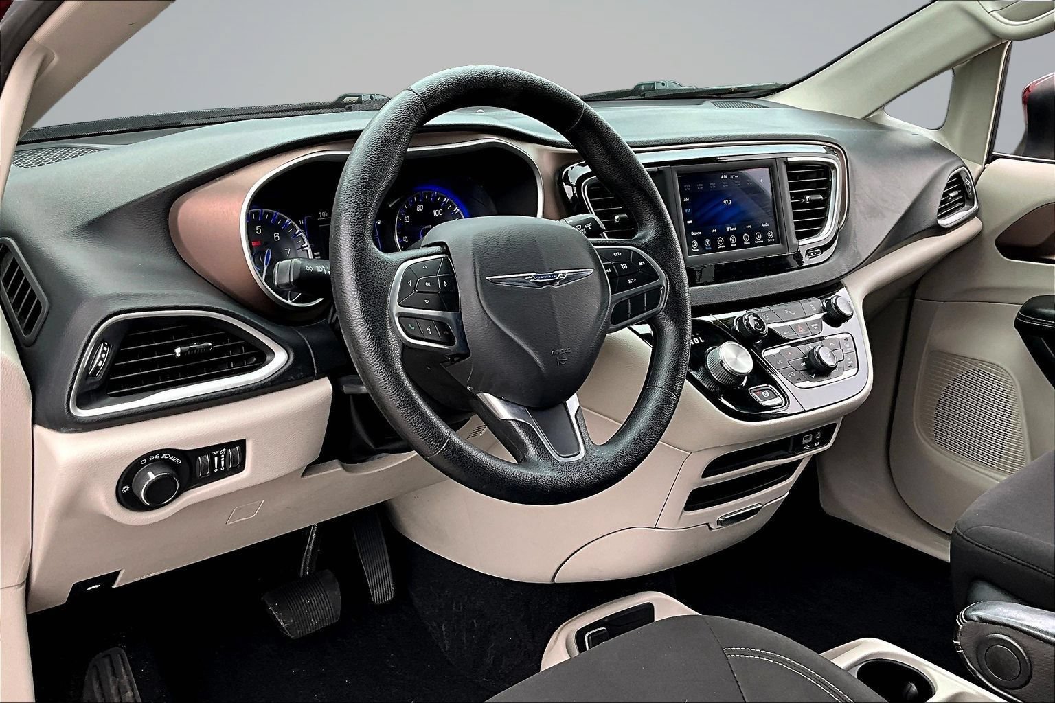 Used 2020 Chrysler Voyager LX FWD image 18