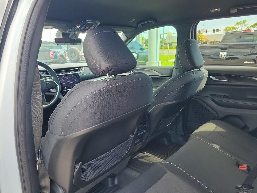 Used 2025 Jeep Grand Cherokee Laredo RWD image 12