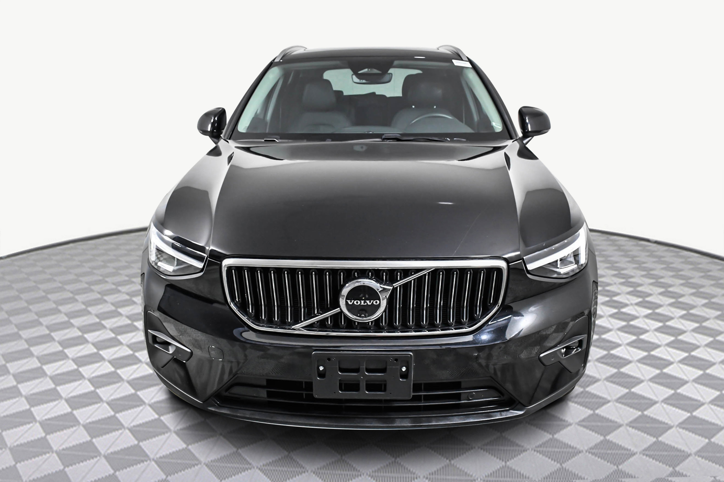 Used 2025 Volvo XC40 B5 Plus image 2