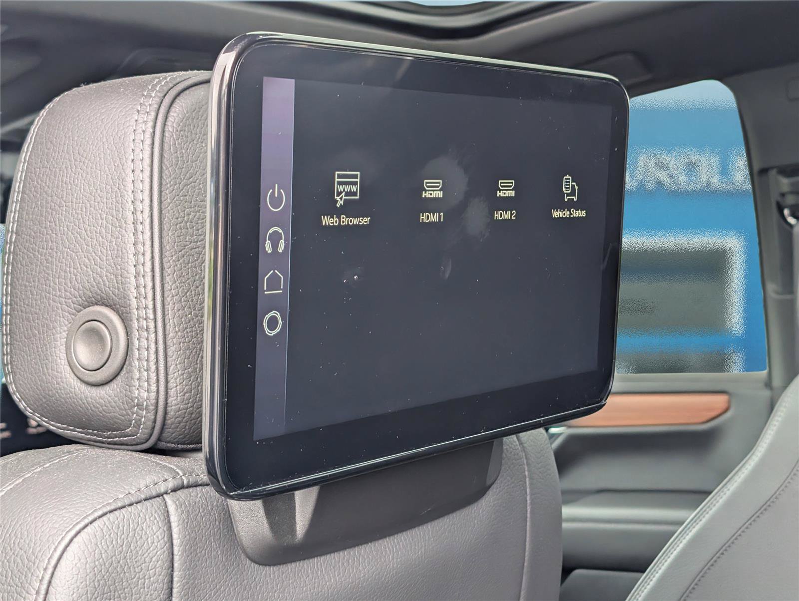 Used 2025 GMC Yukon Denali w/ Advanced Technology Package AWD/4WD image 16